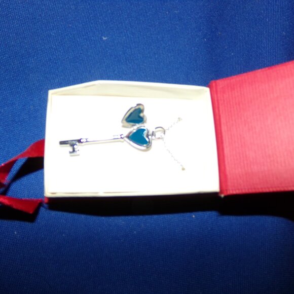 New -Silver Rhodium-Plated Heart Locket Key Pendant - 750 Italy - Red Ribbon Box - Picture 7 of 16